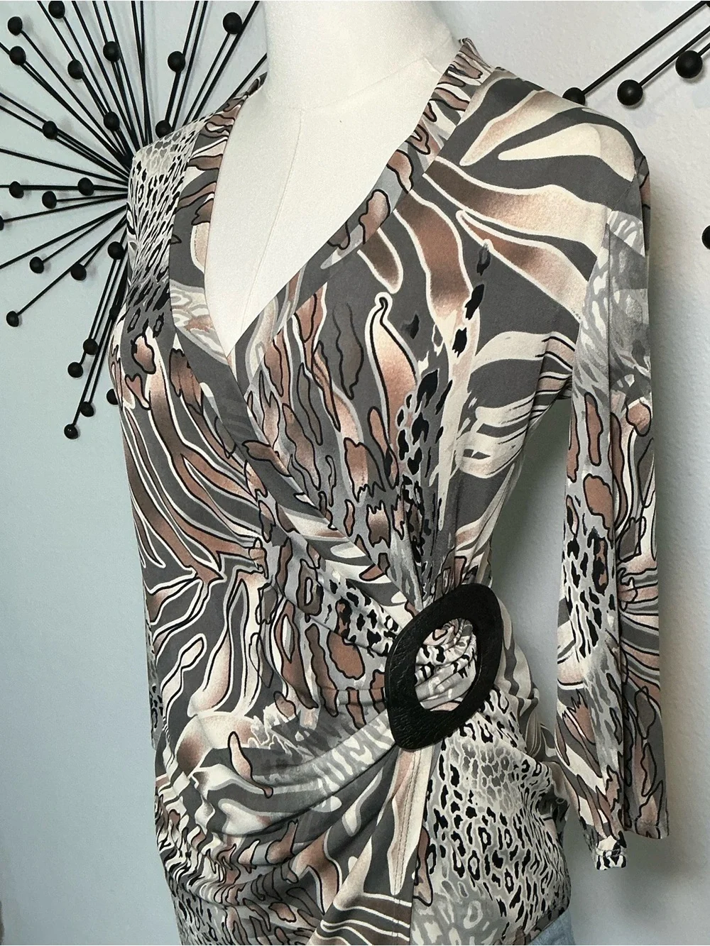 Frank Lyman Animal Print Faux Wrap Top Buckle Detail Size 8 - Picture 2 of 6